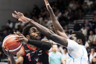 Boris Mbala (à gauche) et les Lions de Genève mènent 2-1 face à Olympic en finale des play-off KEYSTONE/JEAN-CHRISTOPHE BOTT